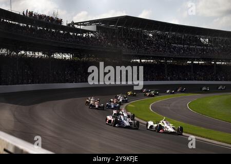 SANTINO FERRUCCI (14) aus Woodbury, Connecticut, fährt während der 108. Rennstrecke des Indianapolis 500 auf dem Indianapolis Motor Speedway Stockfoto