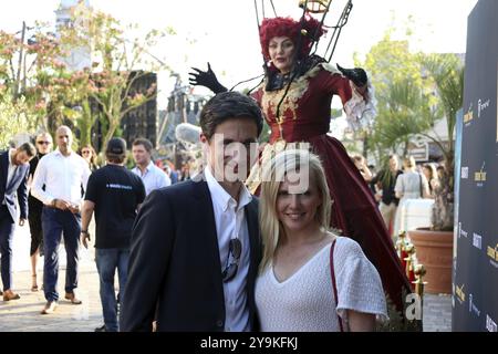 Martin Schmitt (TV-Experte/Skisprungexperte, Eurosport, ehemaliger Weltmeister) mit seiner Frau Andrea beim Kroatischen Sommerfest im Europa Park R Stockfoto