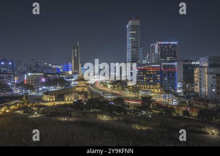 Seoul Südkorea, Nacht der Skyline am Dongdaemun-Tor (Heunginjimun-Tor) im Herbst Stockfoto