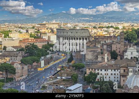 Rom Italien, Skyline der Stadt im Hochwinkel am Forum Romanum und am Kolosseum von Rom Stockfoto