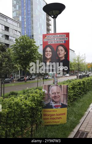 Die Wahlplakate sind derzeit das Bild am Straßenrand, wie hier in Freiburg/Breisgau Themenbild, Europawahlen und Kommunalwahlen Stockfoto