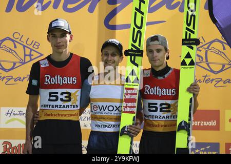 Preisverleihung für den COC Cup Sommer Skispringen Hinterzarten 2024, von links nach rechts Luca Roth (SV Messstetten), Clemens Aigner (SV Innsbruck Bergi Stockfoto