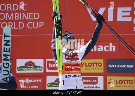 Jarl Magnus Riiber Norwegen konnte nach seinem Sieg im Schwarzwaldcup bei der FIS Nordische Kombi-Weltmeisterschaft Schonach 2024 mit der Sonne glänzen Stockfoto