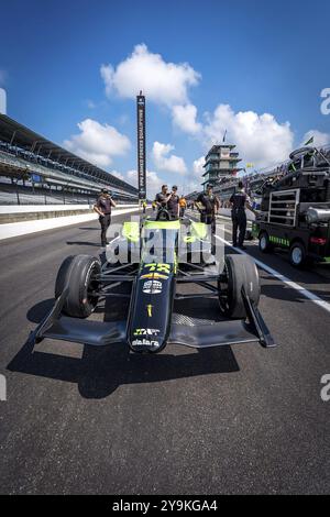 Die Crew von Juncos Hollinger Racing Chevrolet bereitet ihren Rennwagen vor, um sich für den 108. Lauf des Indianapolis 500 im Indianapolis Moto zu qualifizieren Stockfoto