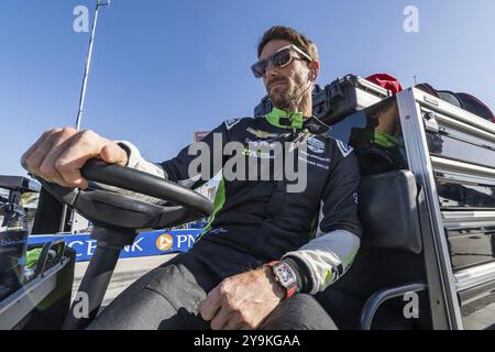 ROMAIN GROSJEAN (77) aus Genf macht Fotos und posiert mit Fans, während er sich auf das Rennen für die Eröffnungsfeier vorbereitet Stockfoto