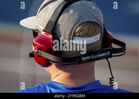 Fans sehen ihre Lieblingsfahrer beim Rennen auf dem Iowa Speedway im Hy-Vee Homefront 250 zu. Ein aufregendes Event mit rasanten Action und Können Stockfoto