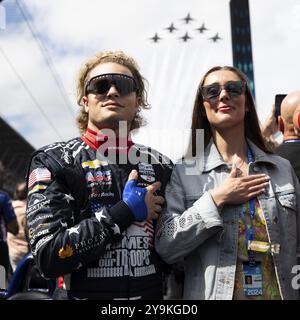 SANTINO FERRUCCI (14) aus Woodbury, Connecticut steht für die Nationalhymne auf der Startaufstellung vor der 108. Ausgabe der Indianapolis 500 im in Stockfoto