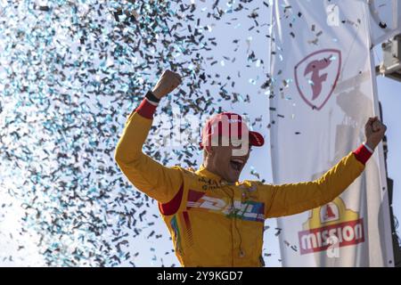 ALEX PALOU (10) aus Barcelona, Spanien, feiert nach dem Sieg des Firestone Grand Prix von Monterey auf dem WeatherTech Raceway Laguna Seca in Salinas, CA Stockfoto