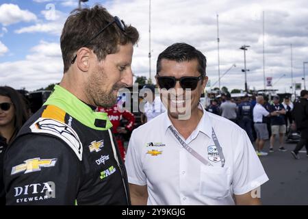 Der Fahrer DER NTT INDYCAR-SERIE ROMAIN GROSJEAN (77) aus Genf spricht mit seinem Teambesitzer vor dem XPEL Grand Prix auf der Road America in Elkhart L Stockfoto