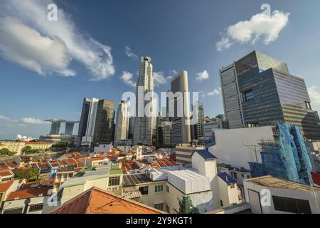 Singapur mit Blick auf die Skyline von Sonnenaufgang am Boat Quay und Clarke Quay am Ufer des Geschäftsviertels Stockfoto