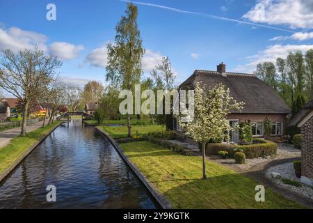 Giethoorn Niederlande, City Skyline am Kanal und traditionelles Haus im Dorf Giethoorn Stockfoto