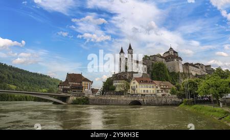 Aarburg Schweiz, die Skyline der Stadt am Schloss Aarburg und der Fluss Aare Stockfoto