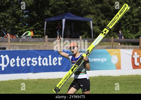 Den Moment mit dem Tagessieg genießen: Katharina Schmid (SC Oberstdorf) bei der Preisverleihung für den COC Cup Sommer Skispringen Hinterzarten 202 Stockfoto