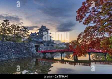 Matsumoto Nagano, Sonnenaufgang auf der Burg Matsumoto im Herbst Stockfoto