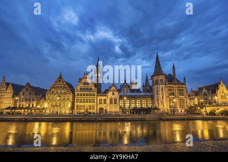 Gent Belgien, nächtliche Skyline der Stadt an der St. Michael's Bridge (Sint-Michielsbrug) mit Leie River und Korenlei Stockfoto