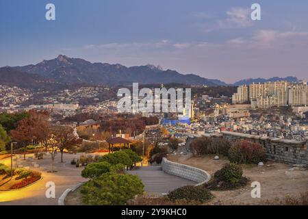 Seoul Südkorea, Blick auf die Skyline der Stadt Seoul vom Naksan Park im Herbst Stockfoto