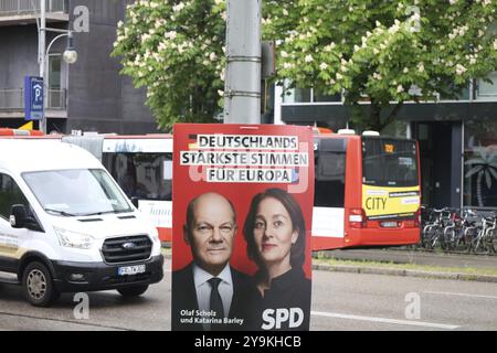 Die Wahlplakate sind derzeit das Bild am Straßenrand, wie hier in Freiburg/Breisgau, mit Bundeskanzler Olaf Scholz Themenbild Euro Stockfoto