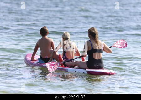 Themenfoto Wetter Eine kurze Tour für drei Personen auf einem Stand-Up Paddleboard (SUP) an den Feiertagen des 1. Mai (Tag der Arbeit), die Sommersaison wurde eröffnet Stockfoto