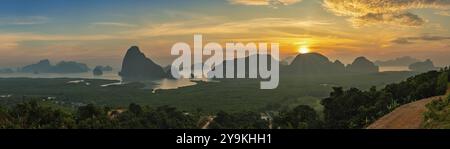 Blick auf die tropischen Inseln bei Sonnenaufgang am Samed Nang Chee Aussichtspunkt mit Bucht zum Meer, Phang Nga Thailand Naturlandschaft Panorama Stockfoto