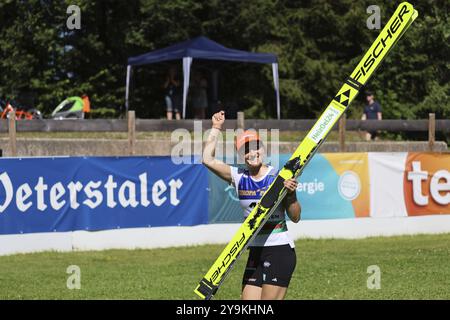 Den Moment mit dem Tagessieg genießen: Katharina Schmid (SC Oberstdorf) bei der Preisverleihung für den COC Cup Sommer Skispringen Hinterzarten 202 Stockfoto