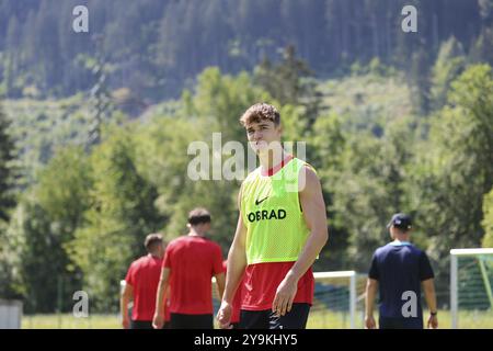 Funkelnd vor Ehrgeiz: Noah Weisshaupt (SC Freiburg) im SC Freiburg Schruns 2024 Ausbildungslager DFL-VORSCHRIFTEN VERBIETEN JEDE VERWENDUNG VON FOTOGRAFIEN A Stockfoto