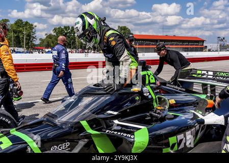 Der Fahrer DER NTT INDYCAR-SERIE, AGUSTIN HUGO CANAPINO (78) aus Arrecifes, Argentinien, führt mit der Crew nach dem Honda Indy 200 im Mid-Ohio Sports Car C nach Stockfoto