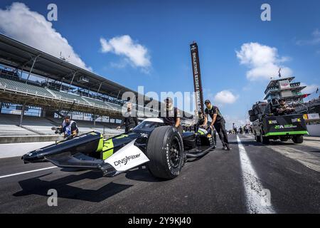 Die Crew von Juncos Hollinger Racing Chevrolet bereitet ihren Rennwagen vor, um sich für den 108. Lauf des Indianapolis 500 im Indianapolis Moto zu qualifizieren Stockfoto