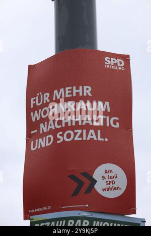 Die Wahlplakate sind derzeit das Bild am Straßenrand, wie hier in Freiburg/Breisgau Themenbild, Europawahlen und Kommunalwahlen Stockfoto