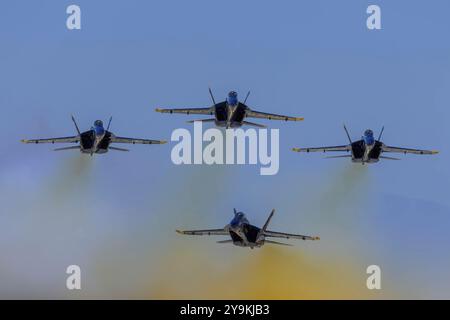 März 2024: El Centro, CA: Blue Angels Proben vor dem Saisondebüt Präzisionskunstflugzeuge und zeigen Können und Teamwork in hochfliegenden Manövern Stockfoto