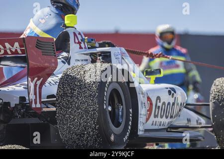 Die AMR Safety Crew arbeitet an der Unfallstelle von RAY ROBB (41) aus Payette, Idaho, als er während des Firestone Grand Prix von M eine Warnung vorbringt Stockfoto