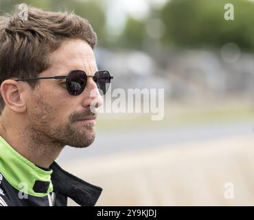 Der Fahrer DER NTT INDYCAR-SERIE ROMAIN GROSJEAN (77) aus Genf macht Fotos und posiert mit Fans, während er sich auf das Rennen um den XPEL Grand vorbereitet Stockfoto