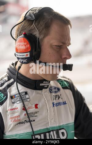 BRAD KESELOWSKI, Fahrer der NASCAR Cup Series, spricht mit seinen Ingenieuren während eines Trainings für den Toyota Owner's 400 in Richmond, VA, USA, North AME Stockfoto