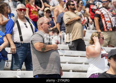 Fans beobachten, wie die Fahrer auf dem New Hampshire Motor Speedway in Loudon NH um die Position des Crayon 301 rennen Stockfoto