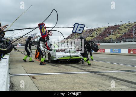 AJ Allmendinger (16), Fahrer der NASCAR Cup Series, begibt sich auf dem Michigan International Speedway in Brooklyn MI um die Position für die FireKeppers 400 Stockfoto