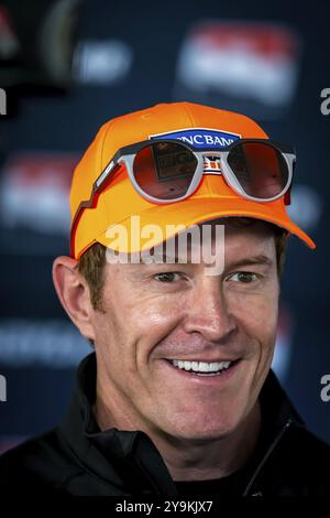 Der Fahrer DER NTT INDYCAR-SERIE SCOTT DIXON (9) aus Auckland, Neuseeland, gibt ein Interview mit den Medien während der Firestone Grand Prix of Monterey-Woche Stockfoto