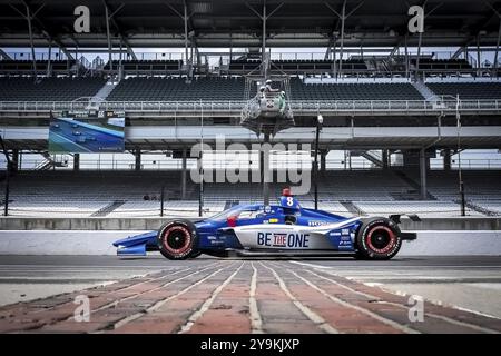 LINUS LUNDQVIST (R) (8) aus Stockholm, Schweden, überquert den Ziegelhof während eines Trainings für den Indy 500 auf dem Indianapolis Motor Speedway Stockfoto