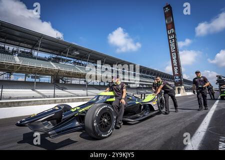 Die Crew von Juncos Hollinger Racing Chevrolet bereitet ihren Rennwagen vor, um sich für den 108. Lauf des Indianapolis 500 im Indianapolis Moto zu qualifizieren Stockfoto