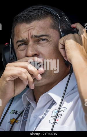 Der Besitzer DER NTT INDYCAR-SERIE, RICARDO JUNCOS, beobachtet, wie sich seine Teams auf den Hy-Vee Homefront 250 auf dem Iowa Speedway in Newton, IA, vorbereiten Stockfoto