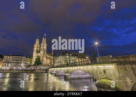 Züricher Schweiz, nächtliche Skyline der Stadt an der Grossmunster Kirche und Münsterbrücke Stockfoto