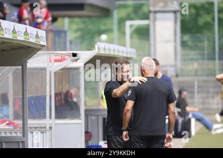 U23) und Trainer Christian Neidhart (Kickers Offenbach) beim Spiel der Football-RL SW 24:25: 1. Sptg: SC Freiburg II gegen Kickers Offenbach Stockfoto