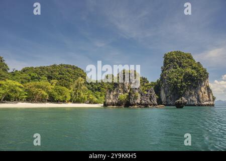 Tropische Inseln mit Blick aus einem hohen Winkel mit blauem Meerwasser auf Koh Hong Island, Naturlandschaft Krabi Thailand Stockfoto