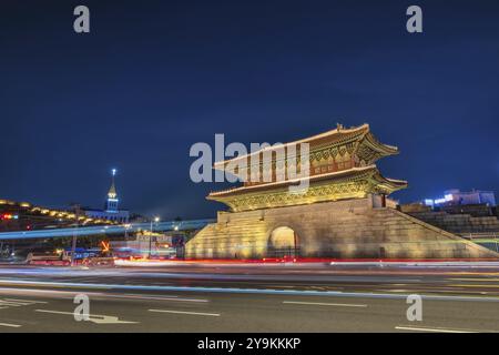 Seoul Südkorea, nächtliche Skyline der Stadt am Dongdaemun Gate (Heunginjimun Gate) Stockfoto