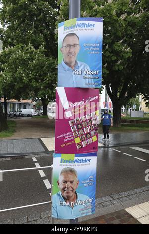 Die Wahlplakate sind derzeit das Bild am Straßenrand, wie hier in Freiburg/Breisgau Themenbild, Europawahlen und Kommunalwahlen Stockfoto