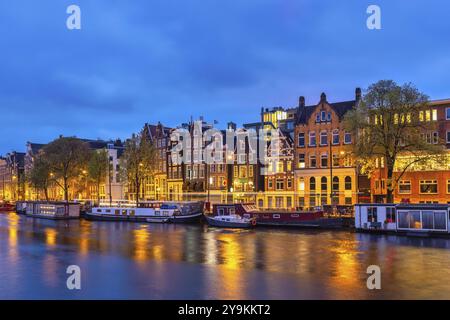 Niederlande, Amsterdam Night City Skyline am Canal Waterfront Stockfoto