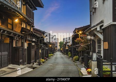 Takayama Gifu Japan, Skyline der Stadt bei Sonnenaufgang in der Altstadt von Takayama, Sannomachi Street in der Herbstsaison Stockfoto