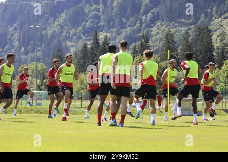 Ein bisschen Hopfenlauf gehört auch zum Grundausdauerprogramm im SC Freiburg Schruns 2024 Trainingscamp DFL-VORSCHRIFTEN VERBIETEN JEDE NUTZUNG Stockfoto