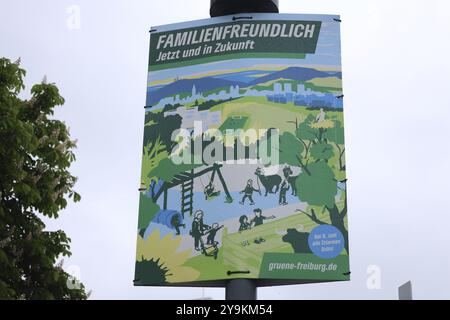 Die Wahlplakate sind derzeit das Bild am Straßenrand, wie hier in Freiburg/Breisgau Themenbild, Europawahlen und Kommunalwahlen Stockfoto