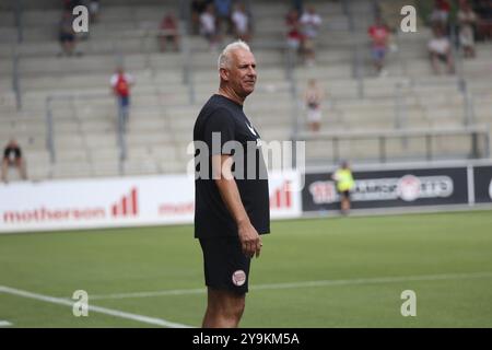 Trainer Christian Neidhart (Kickers Offenbach) beim Spiel der Fußball-RL SW 24:25: 1. Sptg: SC Freiburg II gegen Kickers Offenbach Stockfoto