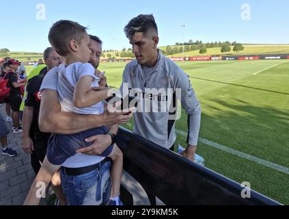 NACH DEM TRAINING unterzeichnen die Spieler, wie Piero Hincapie (Bayer 04 Leverkusen), gerne Autogramme im Trainingscamp Bayer 04 Leverkusen in DO Stockfoto