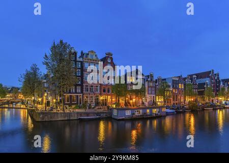 Niederlande, Amsterdam Night City Skyline am Canal Waterfront Stockfoto